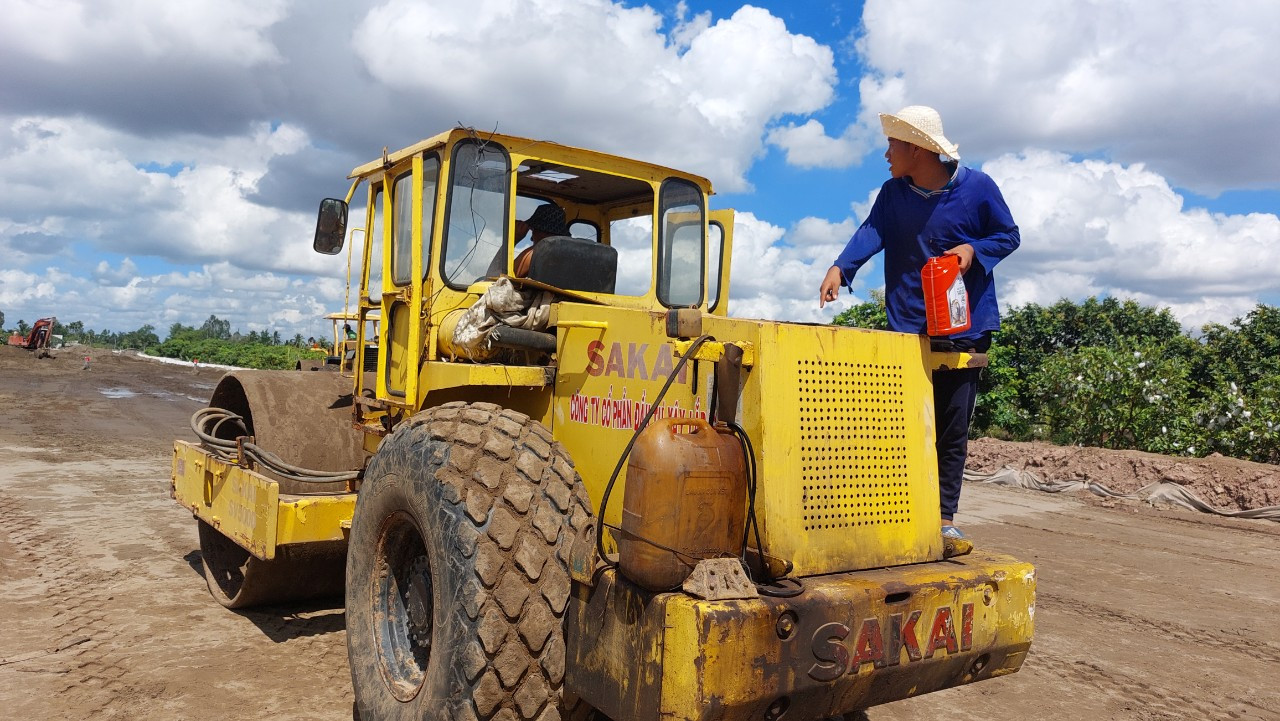 Các nhà thầu cam kết đưa công trình hoàn thành đúng tiến độ đề ra.