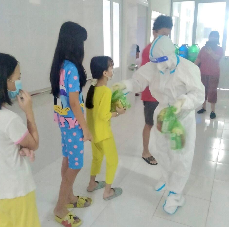 Trao quà cho các em nhỏ tại Bệnh viện Đa khoa huyện Châu Thành (Kiên Giang).