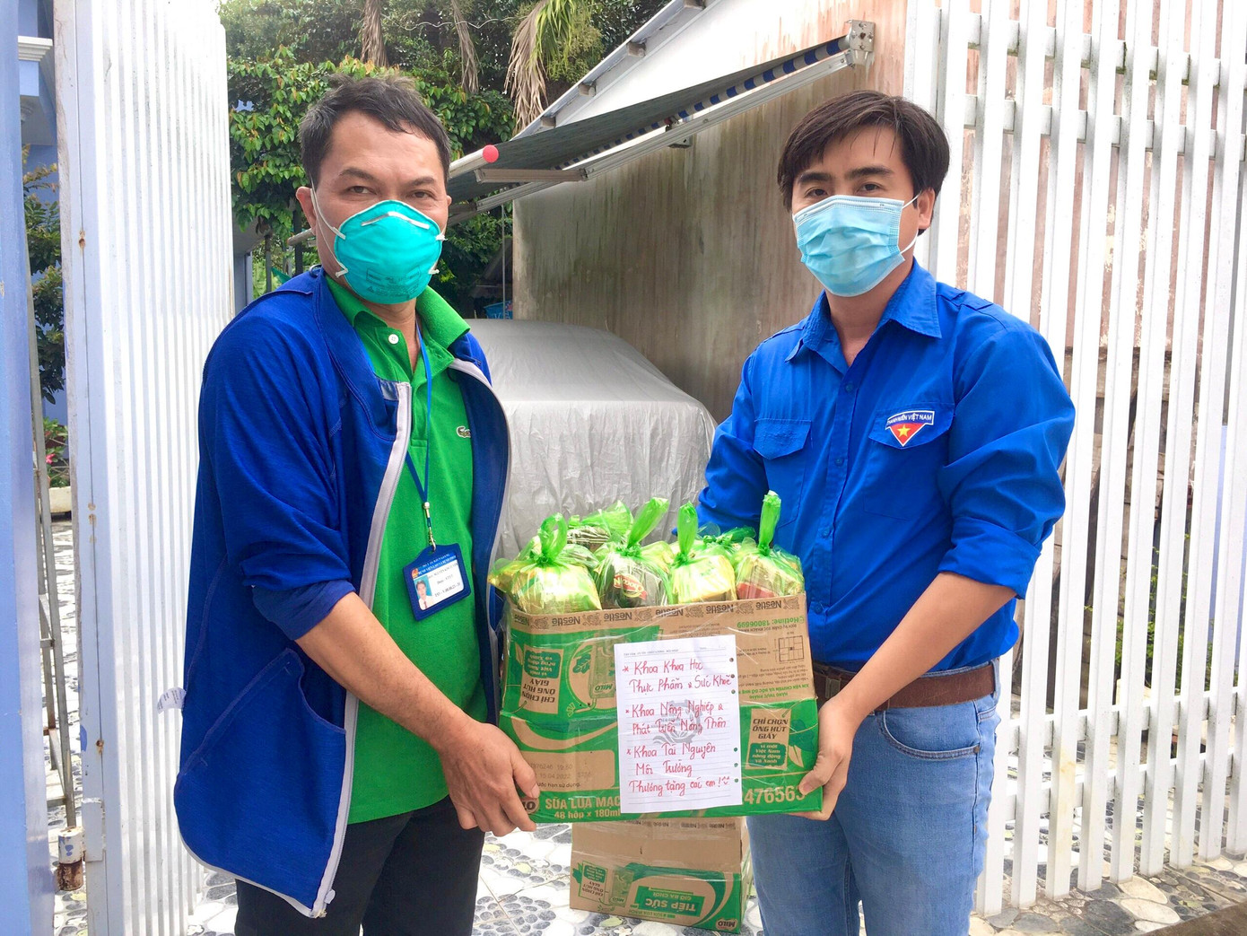Bạn Trần Việt Quyền – Bí thư Đoàn Khoa Nông nghiệp và Phát triển nông thôn (Trường ĐH Kiên Giang) gửi quà cho đơn vị vận chuyển.