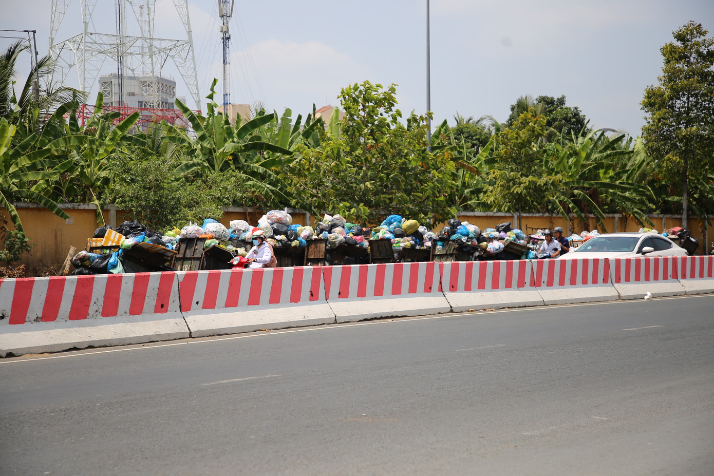 Ngoài bãi tập kết rác khu dân cư Thới Nhựt 2, điểm trung chuyển rác tạm gần cầu Hưng Lợi, phường Hưng Lợi, quận Ninh Kiều gây hôi thối, mất mỹ quan đô thị. Ảnh: N.H.