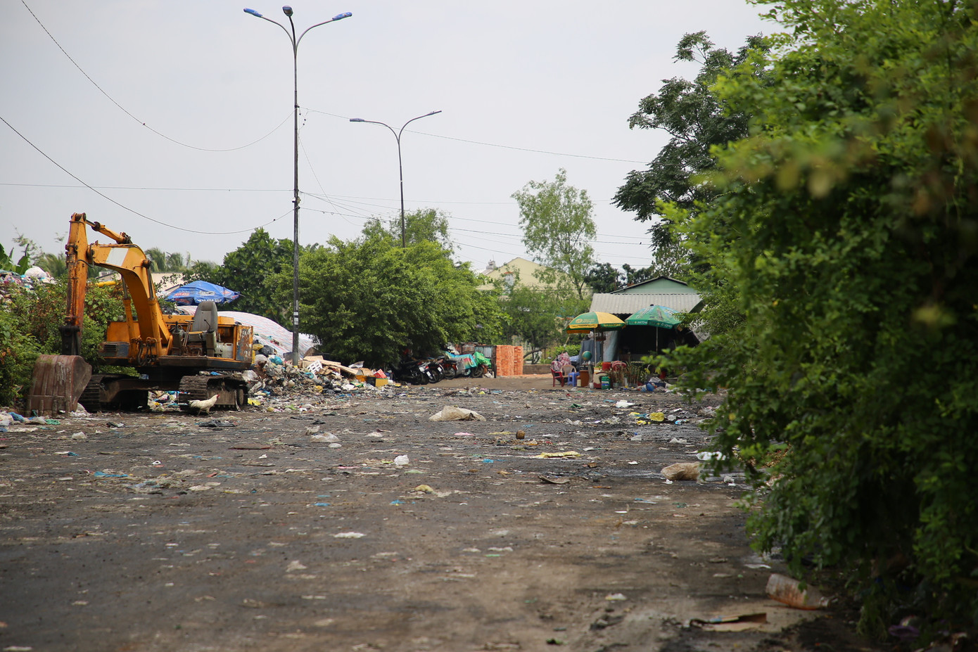 Điểm tập kết rác nằm cạnh khu dân cư.