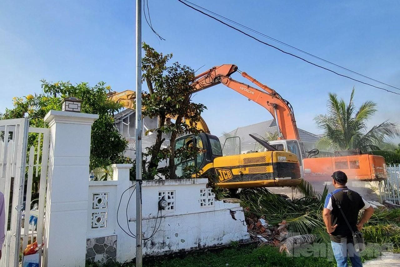 Trước đó, hồi tháng 11/2022, địa phương đã lập đoàn cưỡng chế, phá dỡ 2/79 căn biệt thự xây dựng trái phép ở khu vực Bãi Trường, ấp Đường Bào, xã Dương Tơ, TP. Phú Quốc . Trước đó, hồi tháng 11/2022, địa phương đã lập đoàn cưỡng chế, phá dỡ 2/79 căn biệt thự xây dựng trái phép ở khu vực Bãi Trường, ấp Đường Bào, xã Dương Tơ, TP. Phú Quốc .