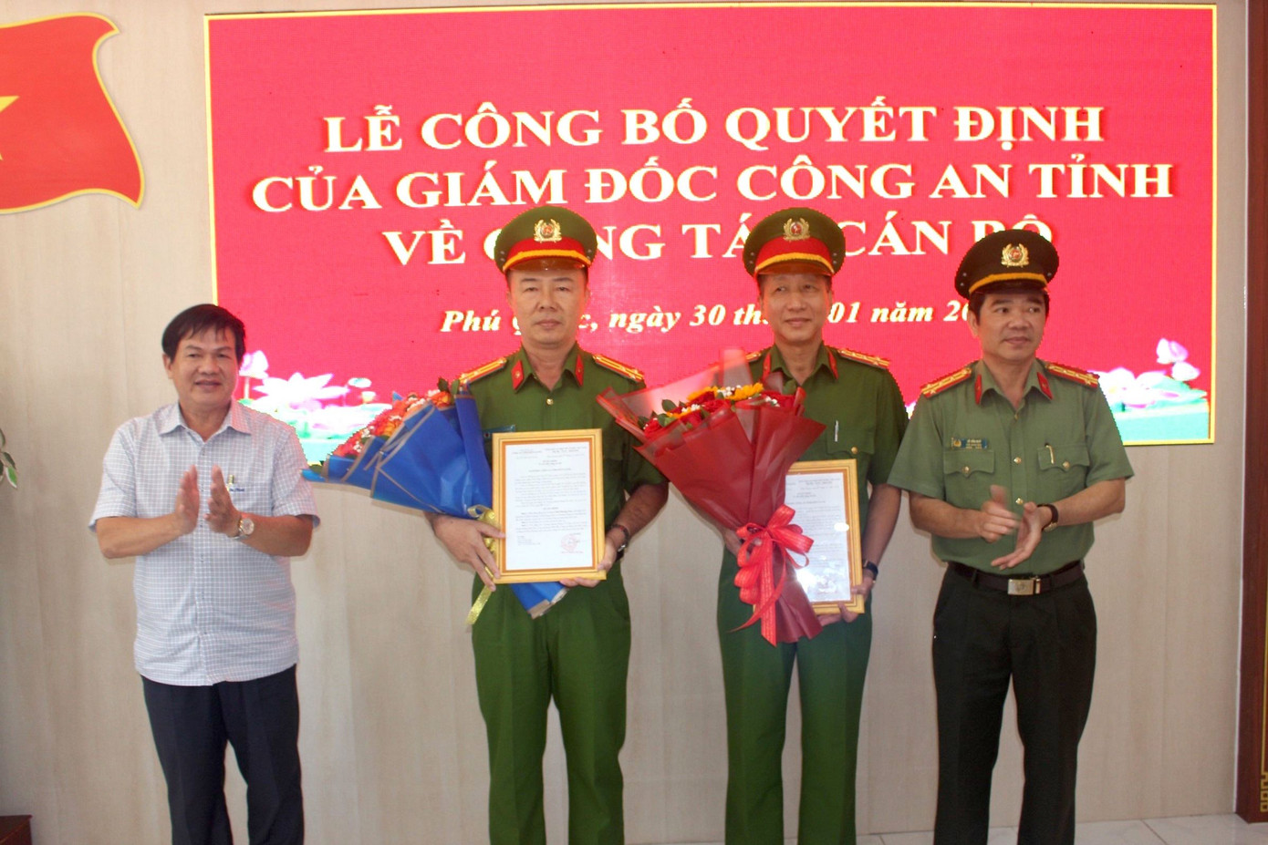 Thượng tá Mai Phương Nam (thứ 2) từ trái sang làm nhận quyết định điều động, bổ nhiệm trưởng Công an TP. Phú Quốc. Ảnh: Anh Dũng.