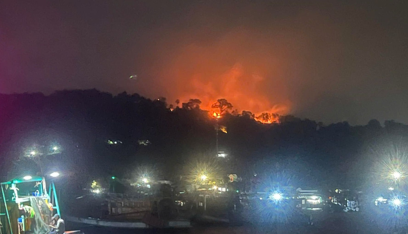 Ngọn lửa cháy rực sáng trong đêm trên khu vực núi ở xã Gành Dầu (TP. Phú Quốc)