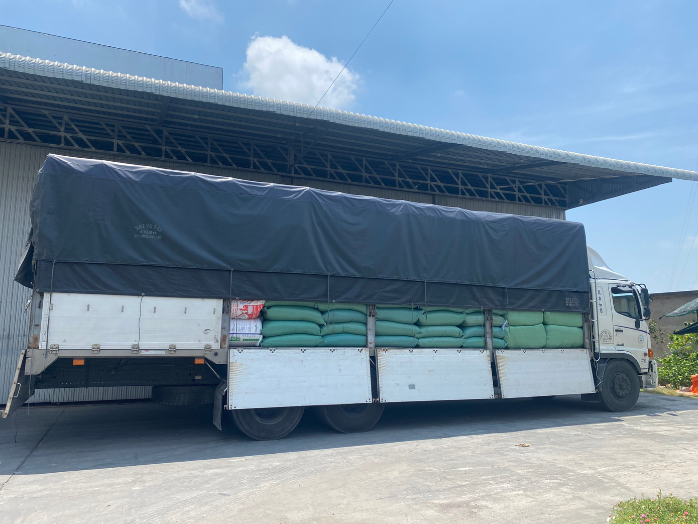 Phương tiện và hàng hoá bị tạm giữ. Ảnh: Nghiêm Túc