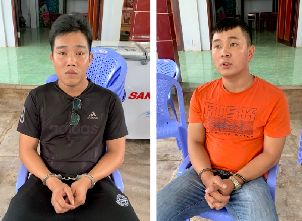 Tuấn và Viễn bị cơ quan chức năng bắt giữ.-Ảnh: Thành Danh.