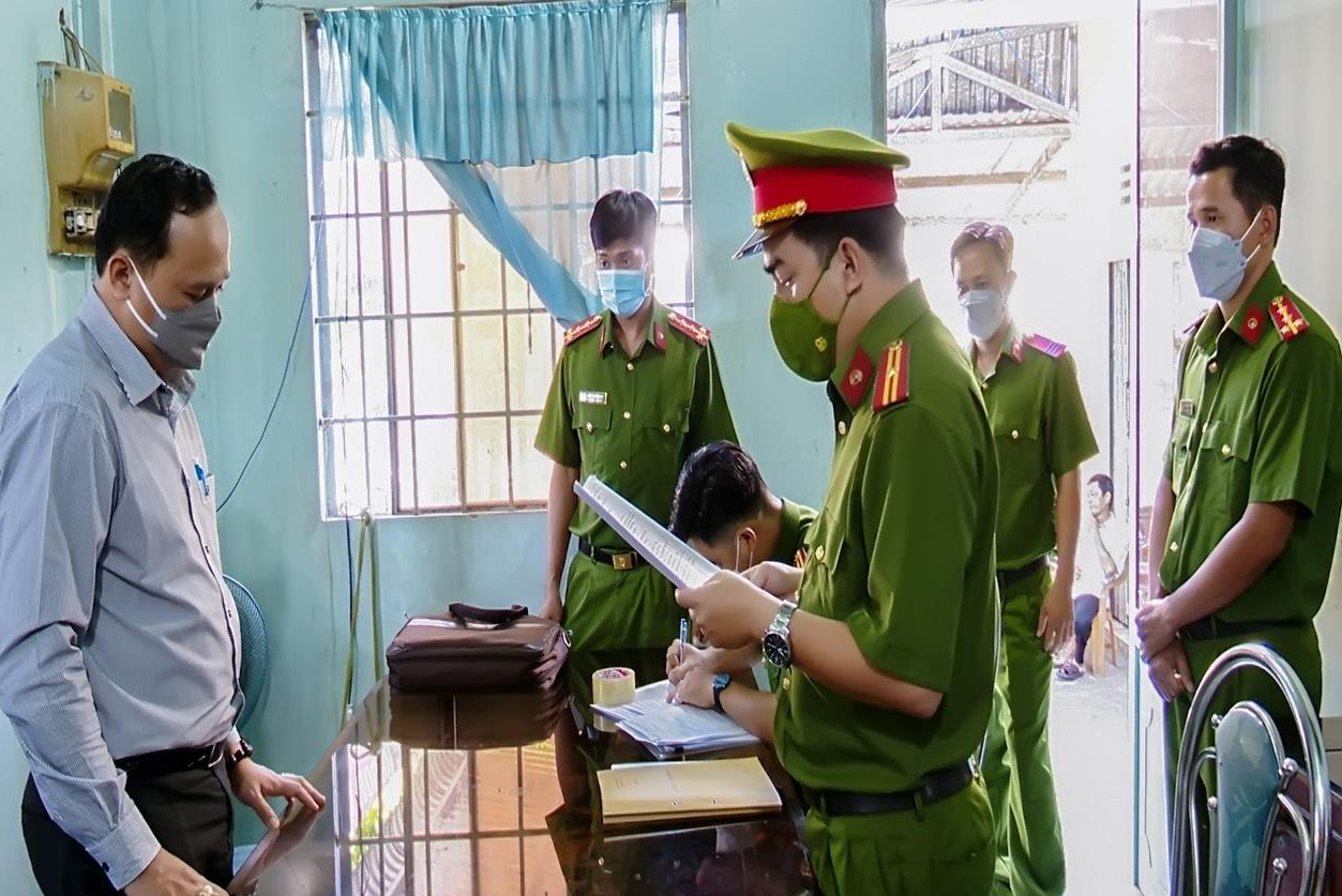 Công an đọc lệnh tống đạt quyết định bắt tạm giam đối với Trần Anh Tuấn. Ảnh: CA. Công an đọc lệnh tống đạt quyết định bắt tạm giam đối với Trần Anh Tuấn. Ảnh: CA.