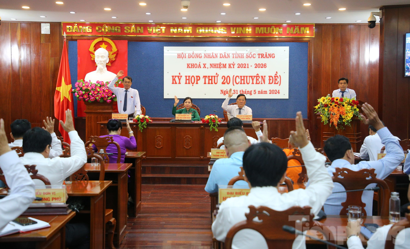 Các đại biểu HĐND tỉnh Sóc Trăng thông qua tờ trình khai thác cát biển mỏ B1. Các đại biểu HĐND tỉnh Sóc Trăng thông qua tờ trình khai thác cát biển mỏ B1.