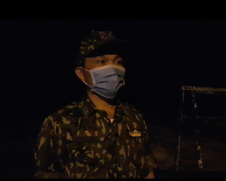 Thượng úy Nguyễn Sư Long – Trạm trưởng trạm kiểm soát biên phòng Sa Kỳ (Đồn biên phòng cửa khẩu Quốc tế Hà Tiên) cho biết, trước tình hình dịch bệnh COVID -19 ở Campuchia bùng phát, tổ công tác triển khai các lượng lực thường trực 24/24, vừa trực tại vị trí các chốt, vừa tổ chức tuần tra, kiểm soát dọc tuyến biên giới nơi đơn vị được giao quản lí.