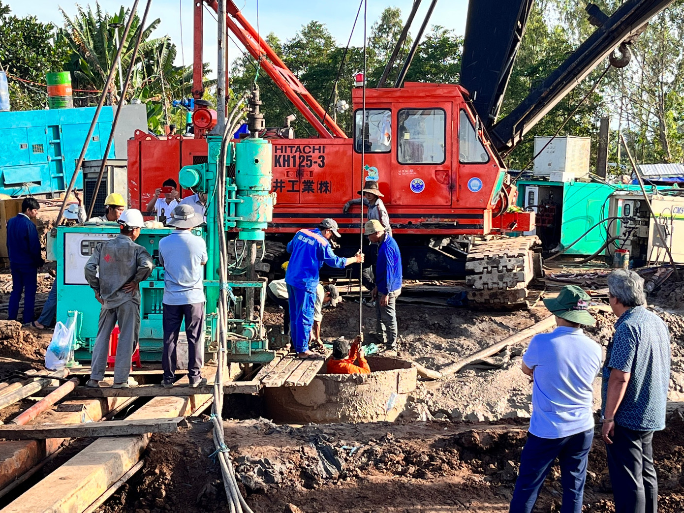 Khi đủ điều kiện, lực lượng cứu hộ sẽ tiến hành nhổ ống cọc bê tông cứu nạn bé trai.