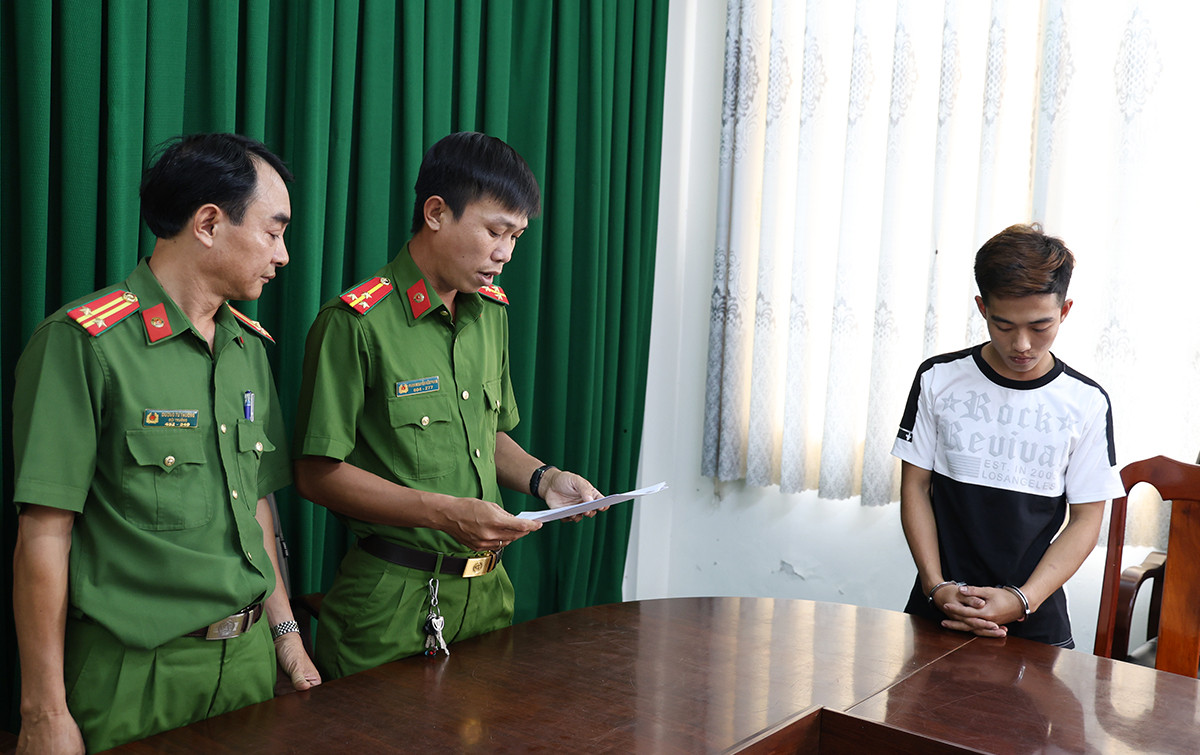 Cơ quan công an tống đạt quyết định tạm giữ hình sự đối với Nguyễn Thanh Sil. Cơ quan công an tống đạt quyết định tạm giữ hình sự đối với Nguyễn Thanh Sil.