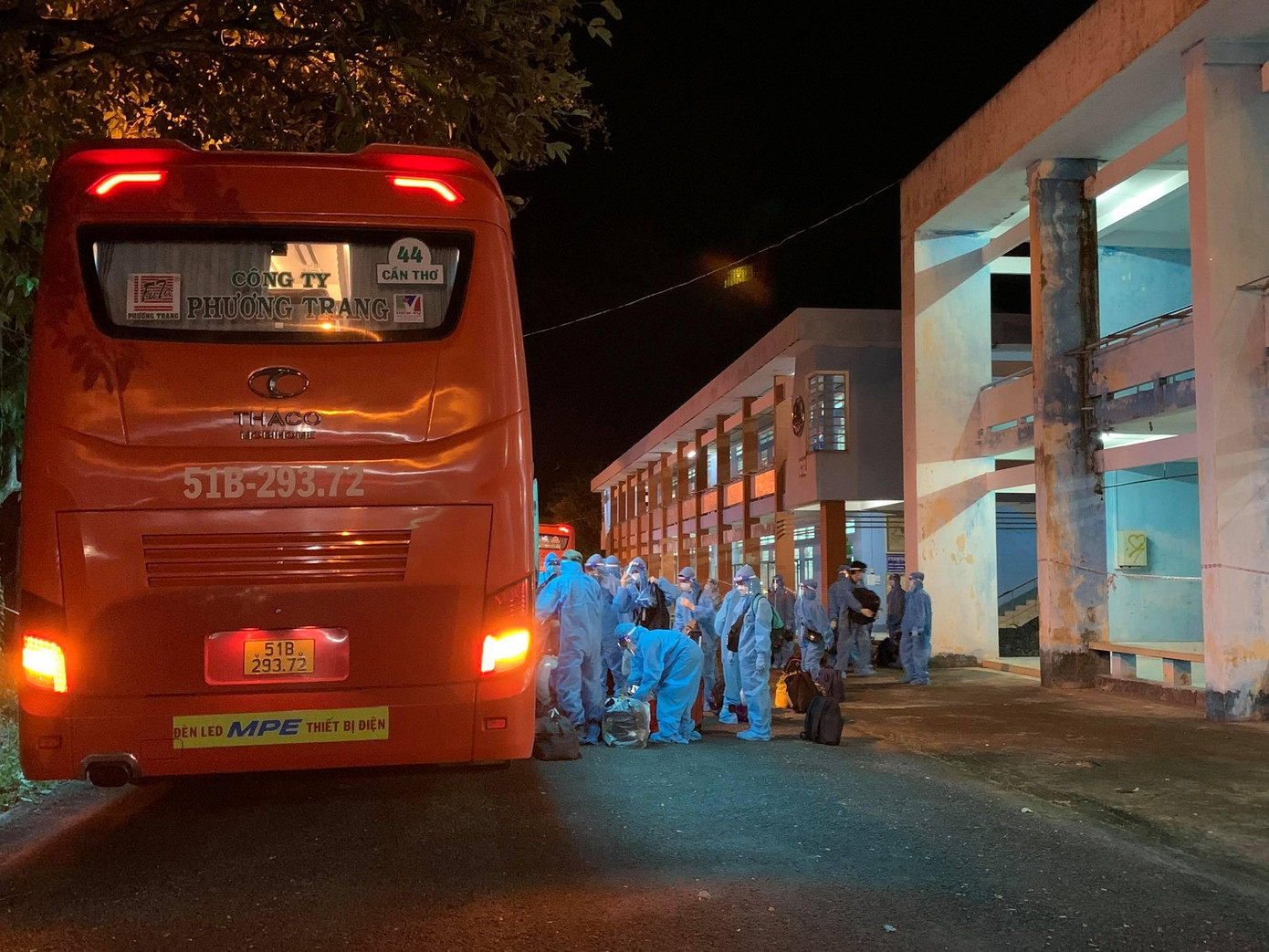 Ông Tiêu Minh Dưỡng cho biết, đoàn công tác hơn 30 người đã xuất phát từ TP. Cần Thơ đi TP. HCM lúc 2 giờ sáng nay. Đoàn đã có mặt tại khu vực tập kết bến xe Miền Tây lúc 7h sáng với 26 xe ô tô (20 xe giường nằm vận chuyển người dân, 2 xe tải vận chuyển xe máy, 1 xe chở thành viên đoàn công tác). Ngoài ra, Công an TP. Cần Thơ bố trí 1 xe cảnh sát giao thông dẫn đoàn, Sở Y tế bố trí 2 xe (1 xe cứu thương và 1 xe 16 chỗ để phục vụ công tác xét nghiệm). Ông Tiêu Minh Dưỡng cho biết, đoàn công tác hơn 30 người đã xuất phát từ TP. Cần Thơ đi TP. HCM lúc 2 giờ sáng nay. Đoàn đã có mặt tại khu vực tập kết bến xe Miền Tây lúc 7h sáng với 26 xe ô tô (20 xe giường nằm vận chuyển người dân, 2 xe tải vận chuyển xe máy, 1 xe chở thành viên đoàn công tác). Ngoài ra, Công an TP. Cần Thơ bố trí 1 xe cảnh sát giao thông dẫn đoàn, Sở Y tế bố trí 2 xe (1 xe cứu thương và 1 xe 16 chỗ để phục vụ công tác xét nghiệm).