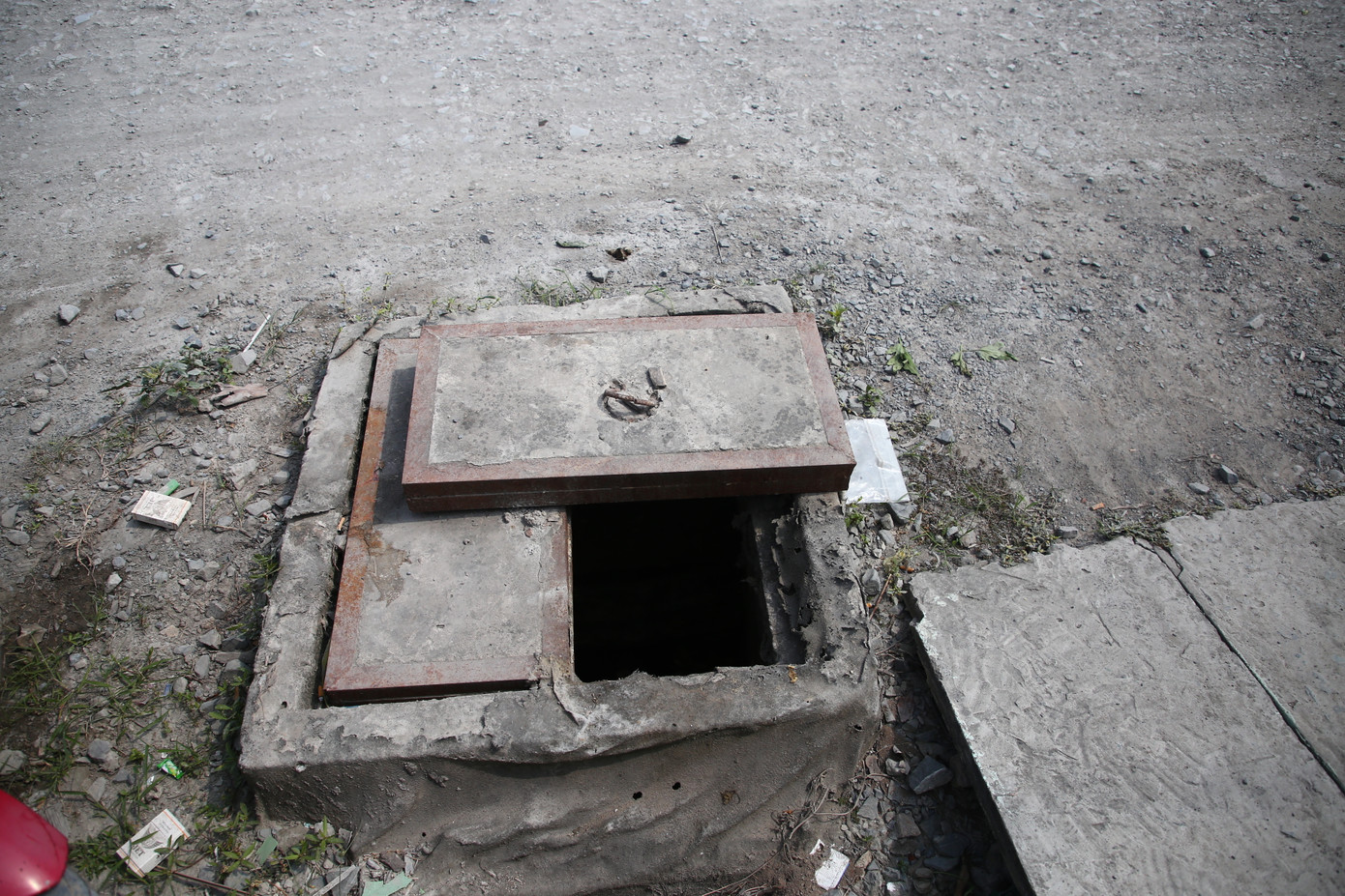 Ông Phạm Thanh Tùng - ngụ khu vực 6, phường An Bình, quận Ninh Kiều phản ánh: "Dự án tạm ngưng nhiều tháng nay. Người dân chúng tôi mong muốn công trình này sớm hoàn thành để thuận tiện cho việc đi lại. Hiện một số chỗ thiếu biển cảnh báo, tiềm ẩn nguy cơ tai nạn cho người tham gia giao thông, nhất là vào ban đêm".