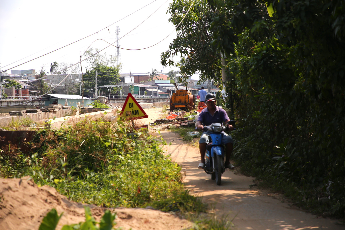 Ông Phạm Thanh Tùng - ngụ khu vực 6, phường An Bình, quận Ninh Kiều phản ánh: "Dự án tạm ngưng nhiều tháng nay. Người dân chúng tôi mong muốn công trình này sớm hoàn thành để thuận tiện cho việc đi lại. Hiện một số chỗ thiếu biển cảnh báo, tiềm ẩn nguy cơ tai nạn cho người tham gia giao thông, nhất là vào ban đêm".