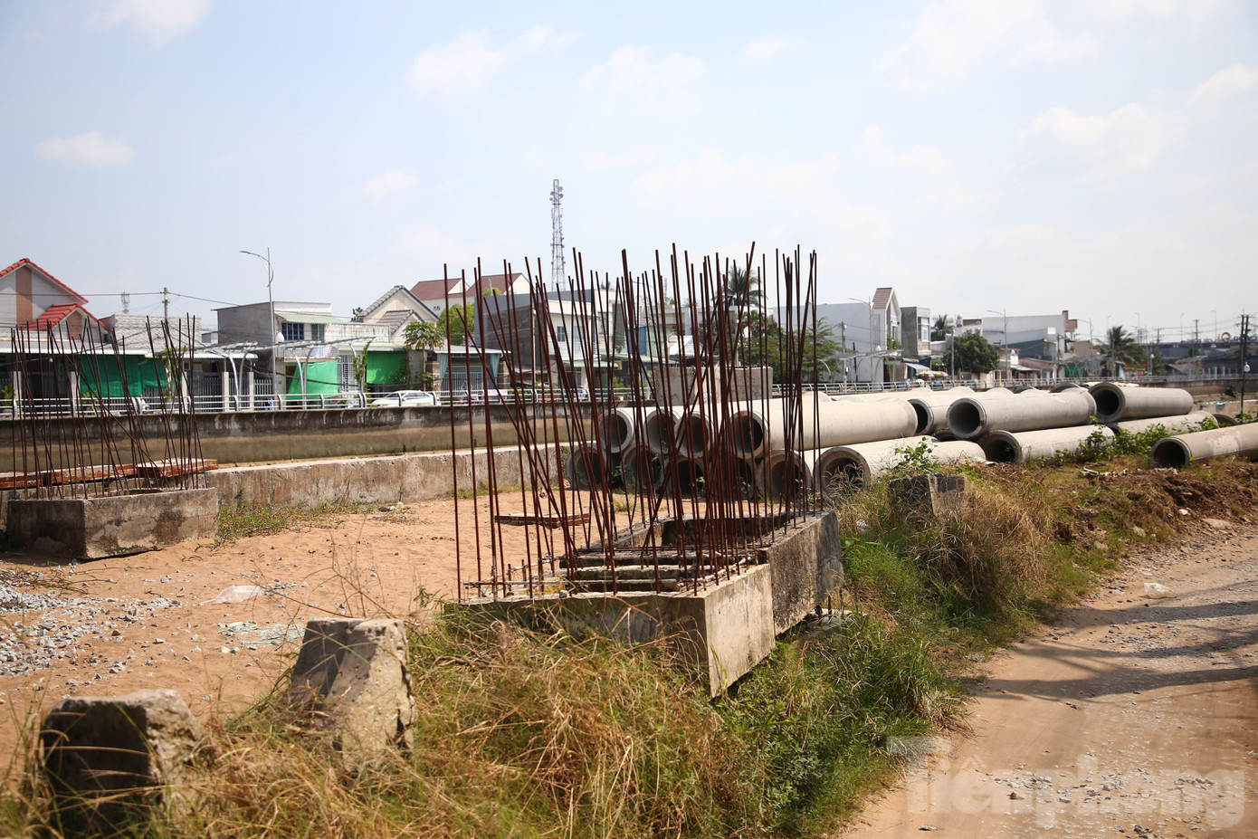 Công trường kè rạch Cái Sơn ngổn ngang sau hơn 3 năm chậm tiến độ. Ảnh: Nhật Huy.