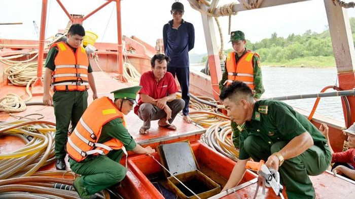 Lực lượng chức năng đo số lượng dầu trên tàu. Lực lượng chức năng đo số lượng dầu trên tàu.