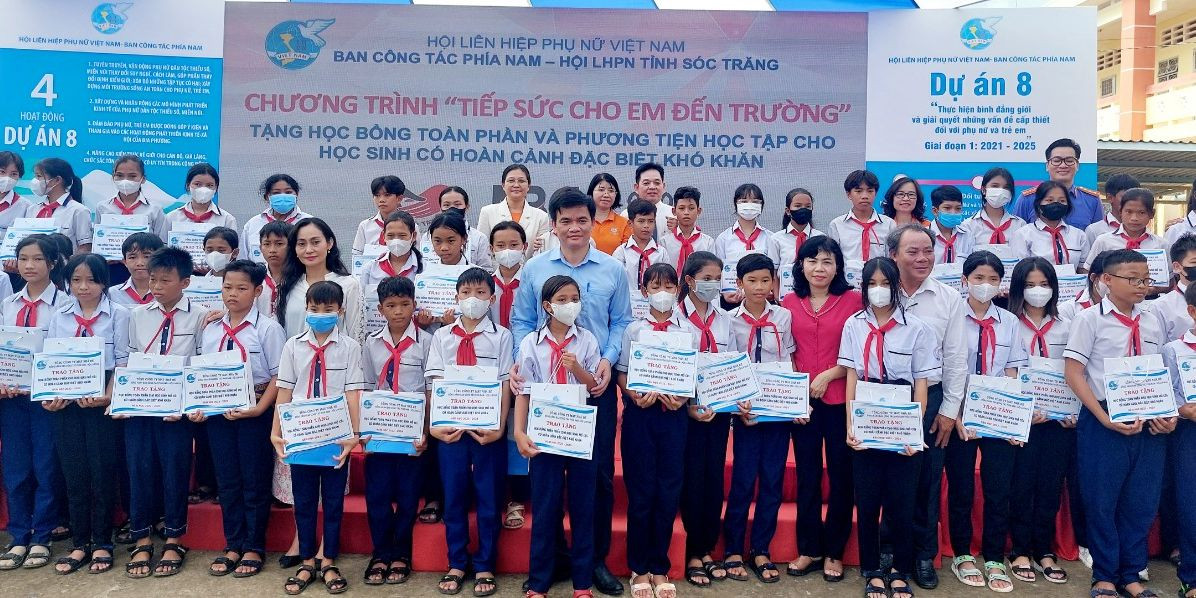 Trao học bổng cho học sinh có hoàn cảnh khó khăn của Trường THCS Thạnh Thới An, huyện Trần Đề, tỉnh Sóc Trăng.
