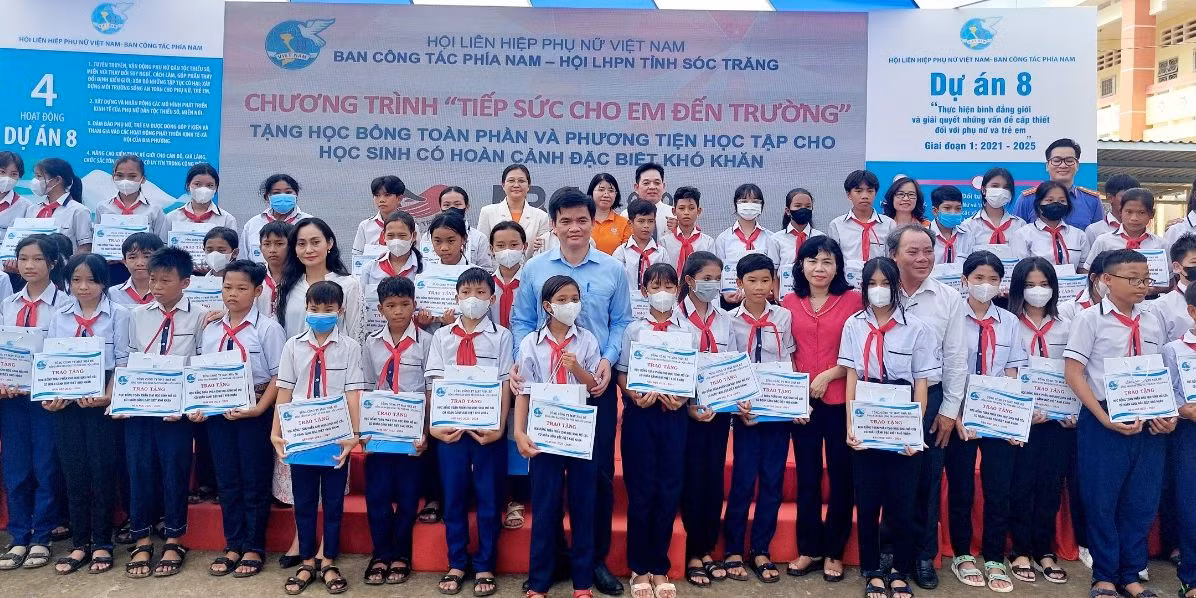 Trao học bổng cho học sinh có hoàn cảnh khó khăn của Trường THCS Thạnh Thới An, huyện Trần Đề, tỉnh Sóc Trăng.