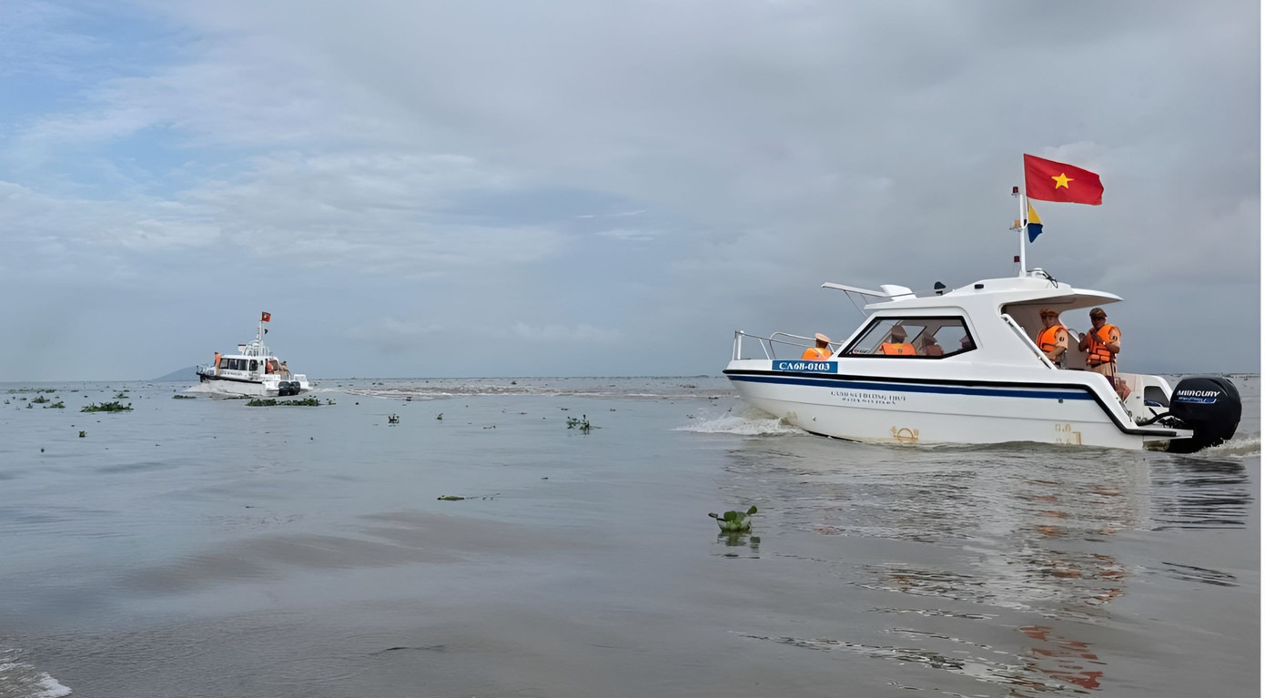 Lực lượng CSGT ra quân trên các tuyến sông kiểm soát các phương tiện có gắn thiết bị bơm, hút và vận chuyển cát, sỏi trên địa bàn toàn tỉnh.
