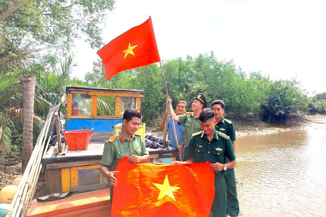 Trao cờ cho ngư dân. Trao cờ cho ngư dân.