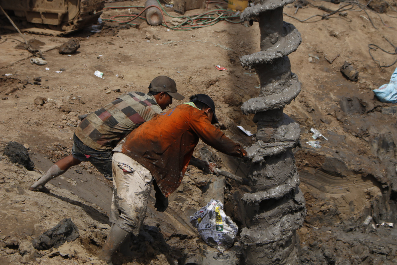 Hiện tại các đơn vị tập trung làm mềm các phần đất xung quanh để giảm bớt bám dính ma sát. Khi thấy đủ điều kiện, lực lượng cứu hộ sẽ đưa ống bê tông lên bằng các thiết bị chuyên dụng rồi tiến hành thăm dò trong lòng ống vị trí của cháu bé để tiến hành cưa cắt cứu hộ.