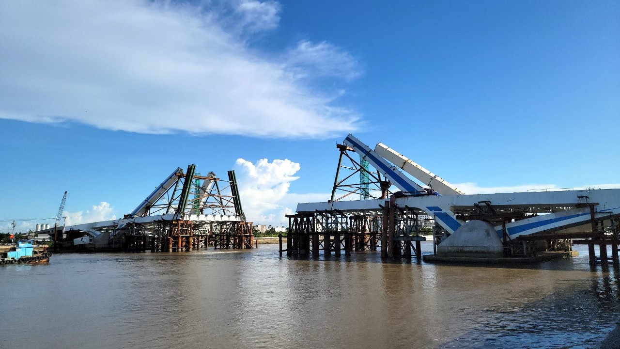 Cầu Trần Hoàng Na là cây cầu thứ 4 bắc qua sông Cần Thơ, nối quận Ninh Kiều với quận Cái Răng.