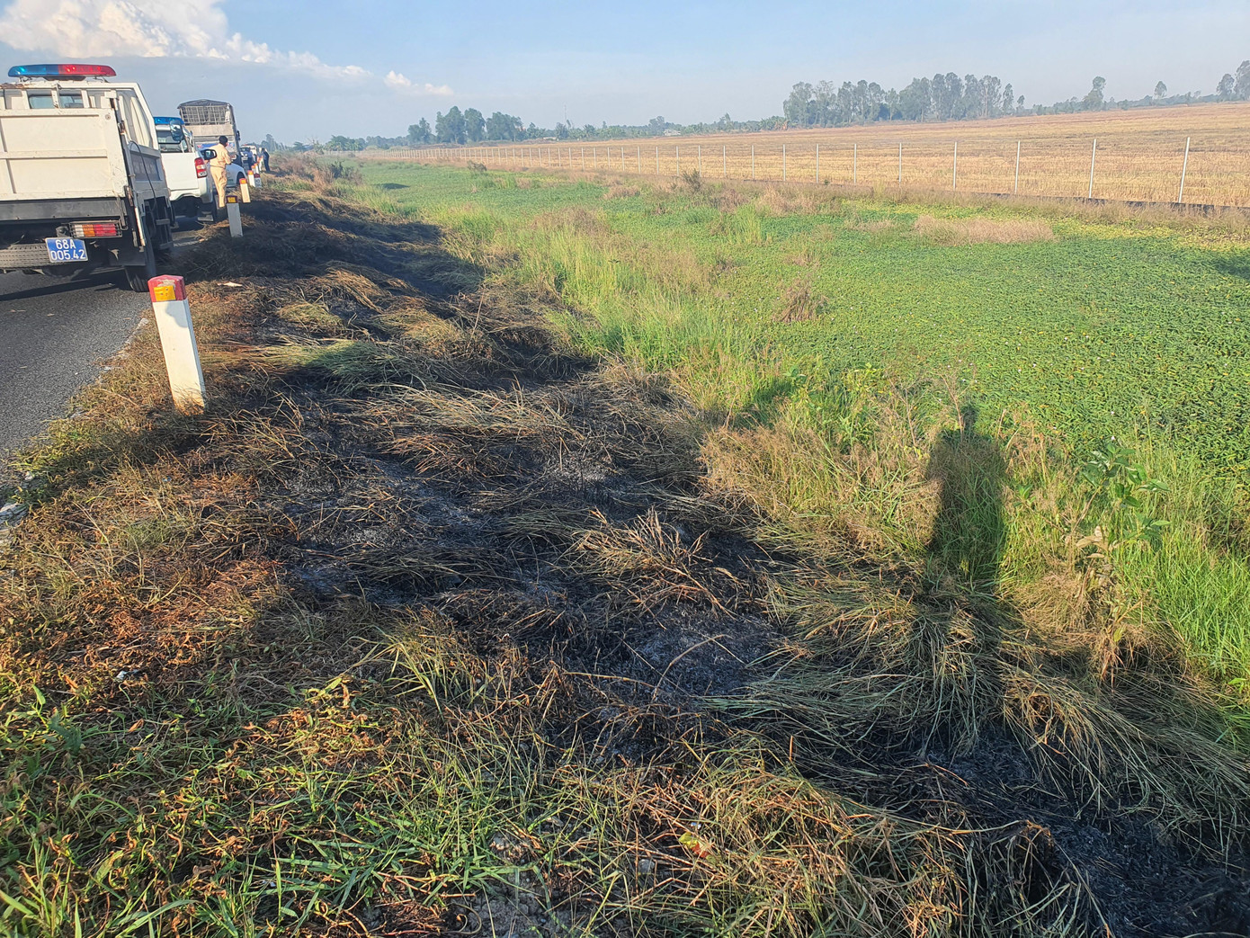 Nguyên nhân ban đầu được các tài xế cho là người dân đốt đồng gây mất tầm nhìn.