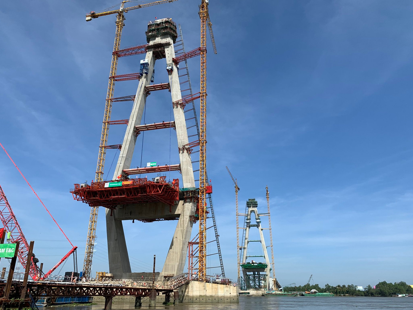 Dự án đầu tư xây dựng cầu Mỹ Thuận 2 và đường dẫn hai đầu cầu bắc qua sông Tiền (nối tỉnh Tiền Giang với Vĩnh Long) có tổng mức đầu tư hơn 5.000 tỷ đồng. Dự án được khởi công ngày 16/3/2020.