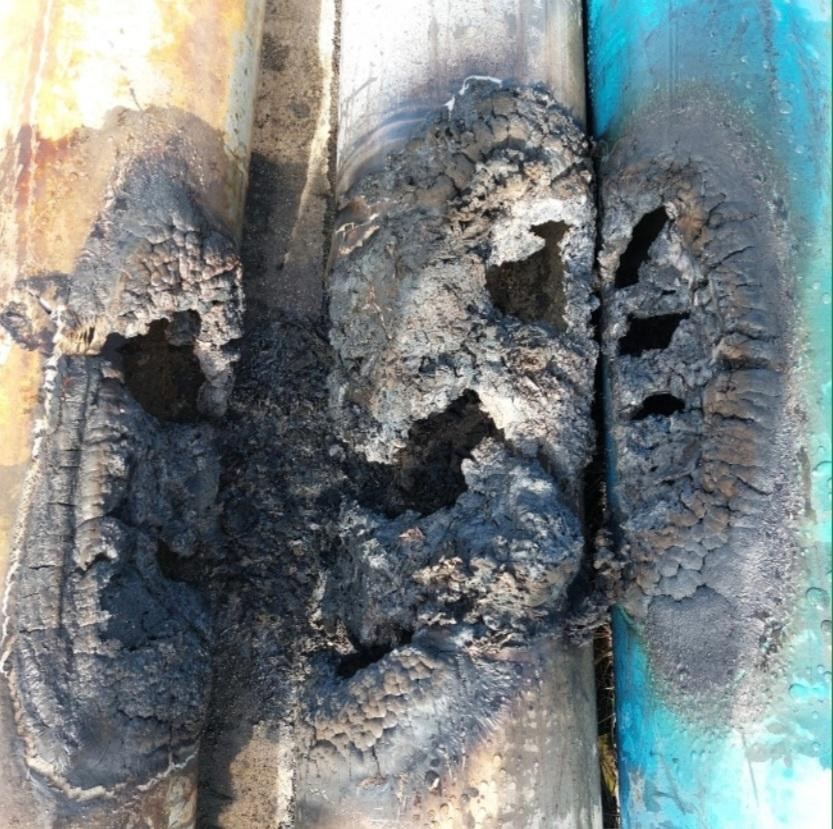 Đường ống bơm cát bị đốt cháy. Đường ống bơm cát bị đốt cháy.