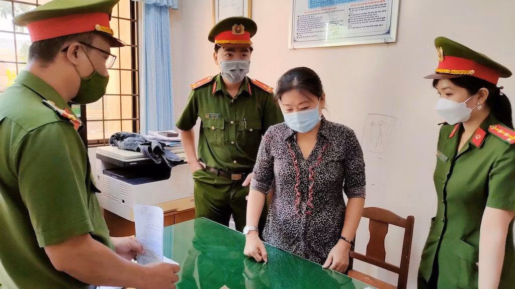 Công an tỉnh Trà Vinh triển khai lệnh bắt tạm giam bị can Lê Thị Mỹ Hồng. Ảnh: CA.