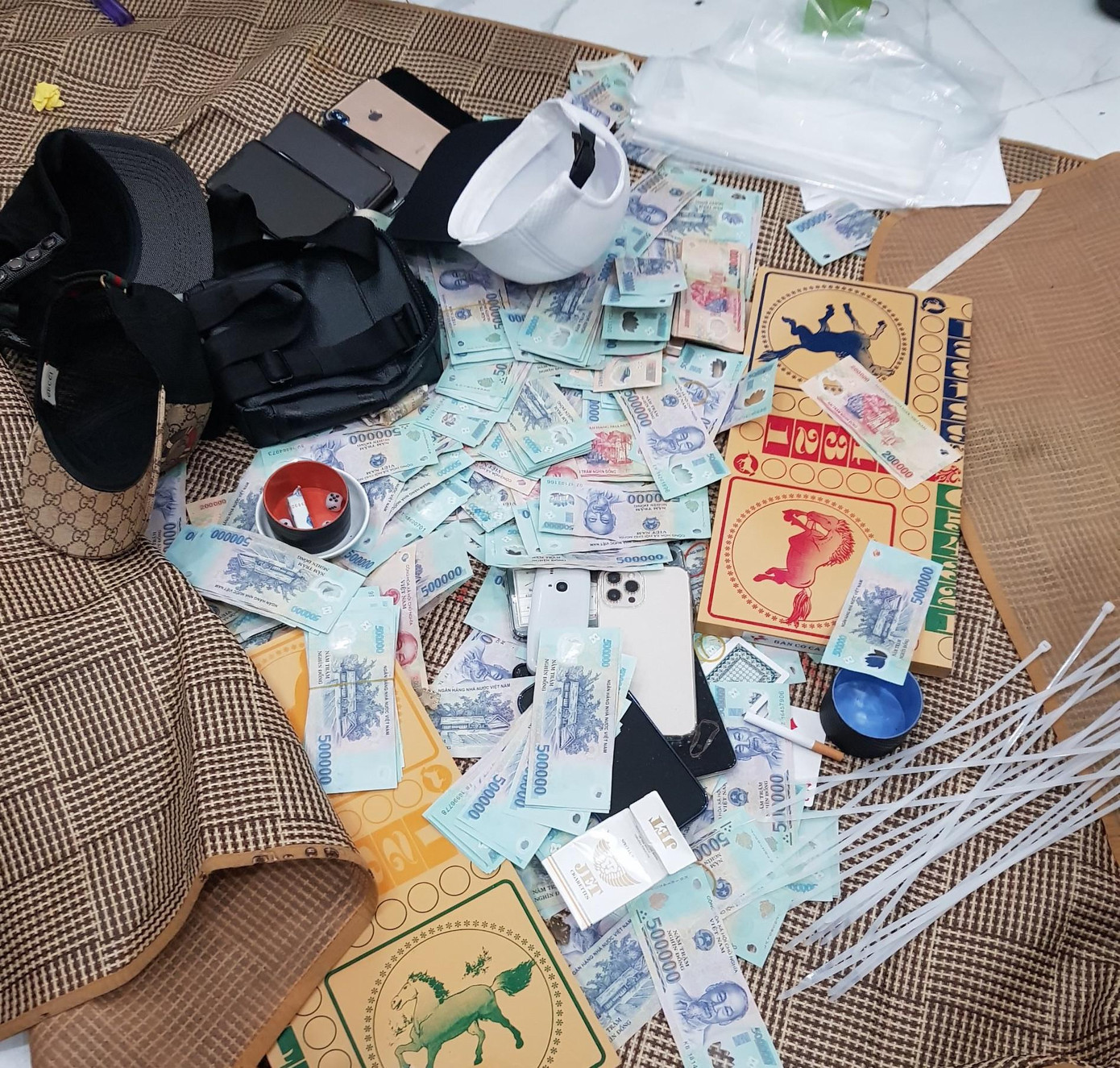 Tang vật công an thu giữ. Tang vật công an thu giữ.