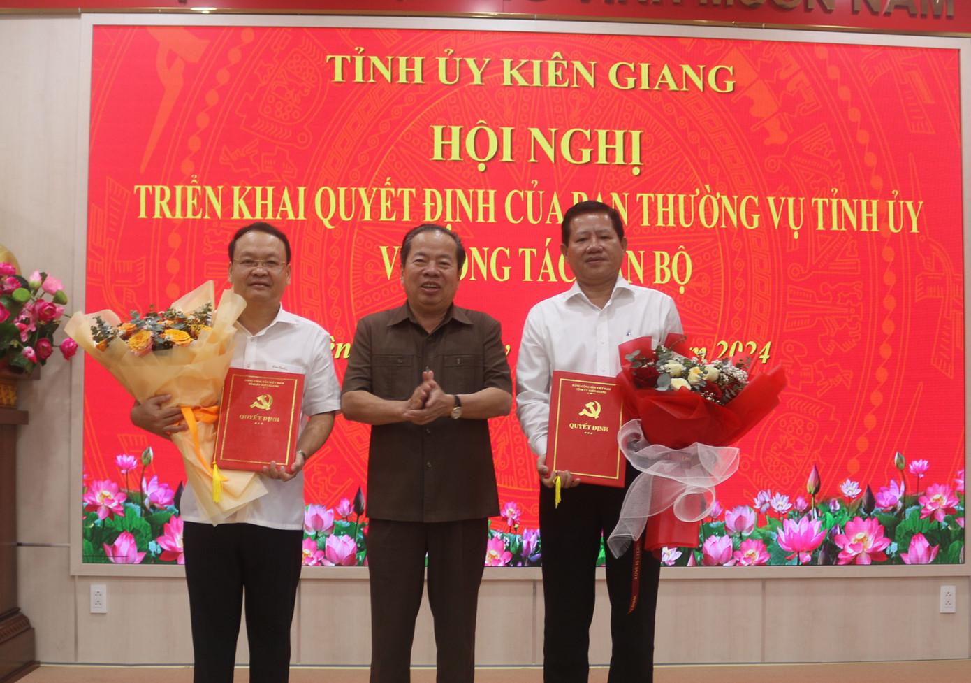 Chủ tịch HĐND tỉnh Kiên Giang - Mai Văn Huỳnh trao quyết định và tặng hoa cho ông Trần Kiếm Phong (bìa phải) và ông Nguyễn Văn Giặc. Chủ tịch HĐND tỉnh Kiên Giang - Mai Văn Huỳnh trao quyết định và tặng hoa cho ông Trần Kiếm Phong (bìa phải) và ông Nguyễn Văn Giặc.