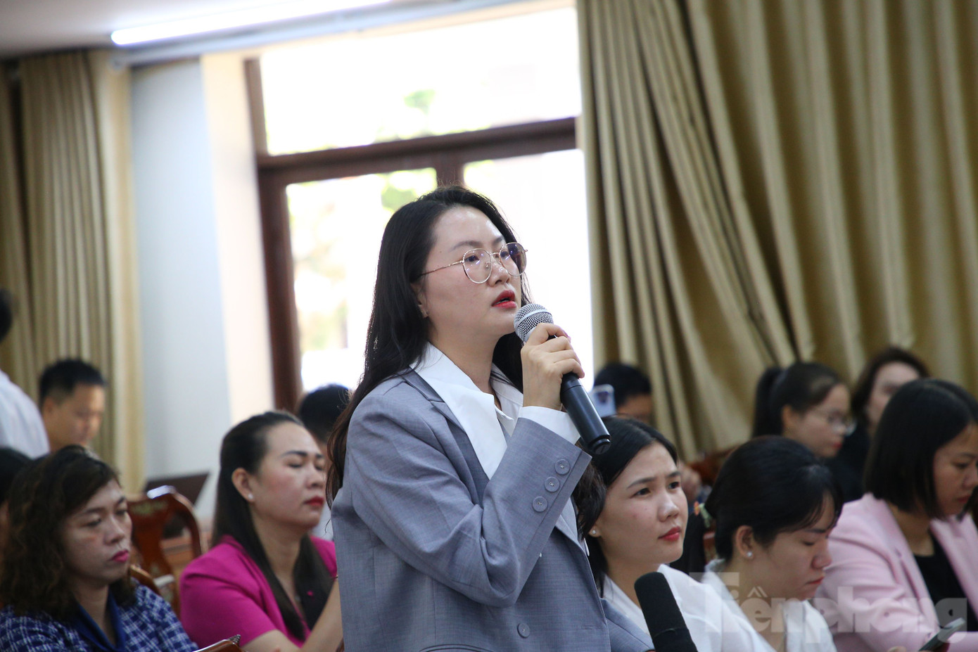 Cử tri đặt câu hỏi tại buổi tiếp xúc. Ảnh: Nhật Huy. Cử tri đặt câu hỏi tại buổi tiếp xúc. Ảnh: Nhật Huy.