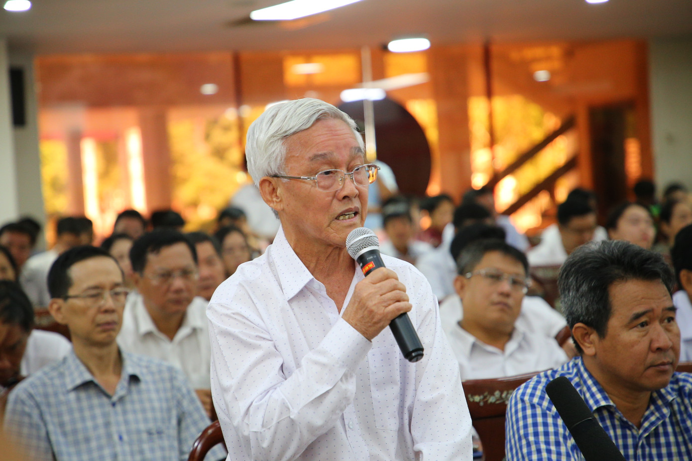 Cử tri Phạm Thái Bình – Chủ tịch HĐQT Công ty CP Nông nghiệp Công nghệ cao Trung An, nêu ý kiến. Ảnh: Nhật Huy.