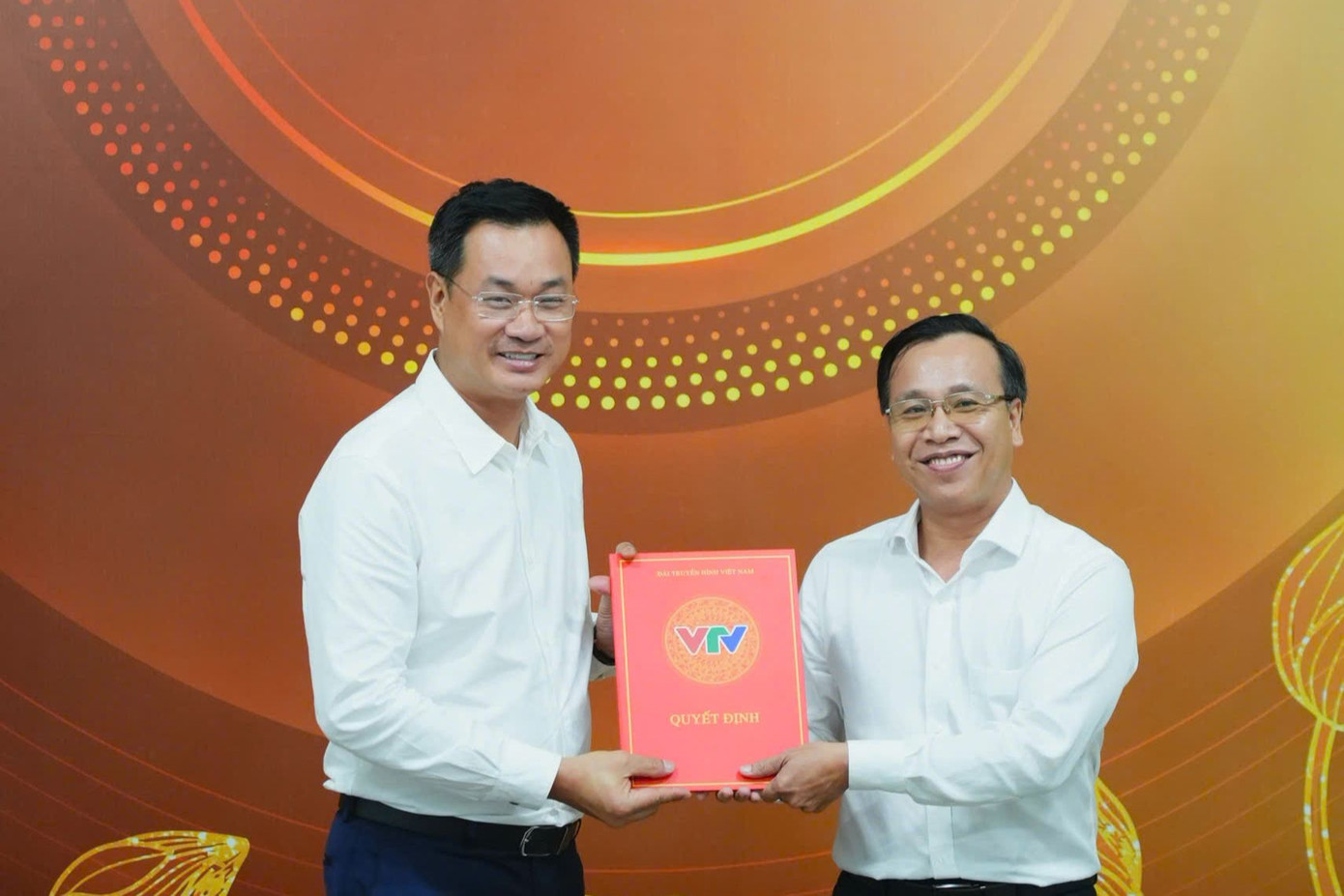 Tổng Giám đốc VTV Lê Ngọc Quang trao quyết định bổ nhiệm cho nhà báo Võ Ngọc Văn Quân (bìa phải). Tổng Giám đốc VTV Lê Ngọc Quang trao quyết định bổ nhiệm cho nhà báo Võ Ngọc Văn Quân (bìa phải).