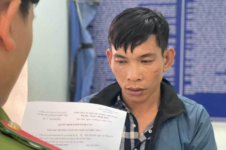 Nguyễn Thanh Sơn nghe đọc các quyết định khởi tố. Ảnh: Nghiêm Túc. Nguyễn Thanh Sơn nghe đọc các quyết định khởi tố. Ảnh: Nghiêm Túc.