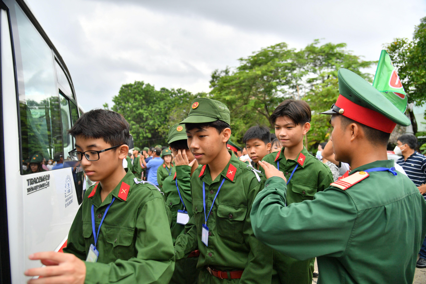 Các 'chiến sĩ nhí' lên đường tham gia học kỳ quân đội. Các 'chiến sĩ nhí' lên đường tham gia học kỳ quân đội.