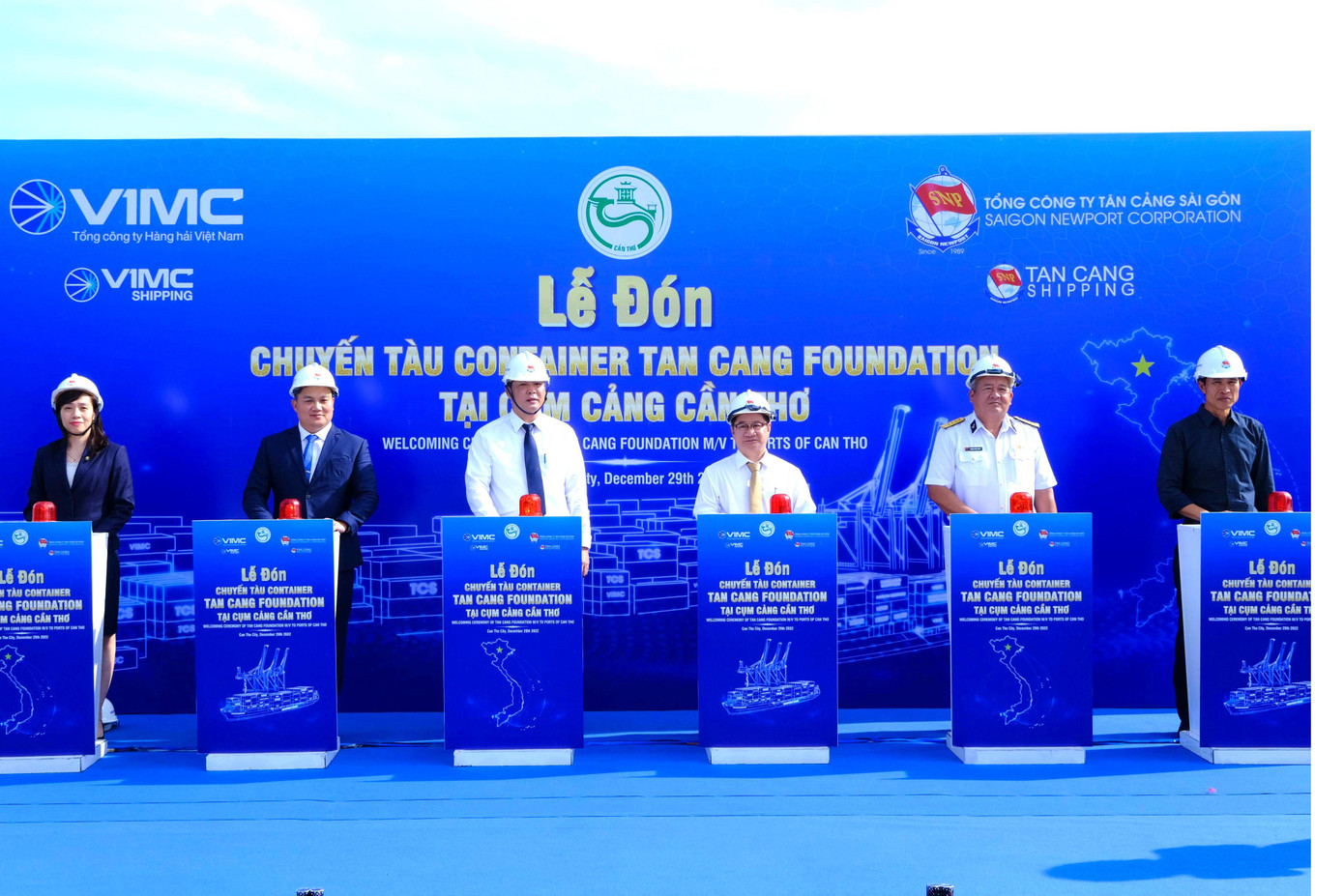 Các đại biểu thực hiện nghi thức ấn nút phát lệnh làm hàng chuyến tàu container Tan Cang Foundation (Ảnh: T.L).