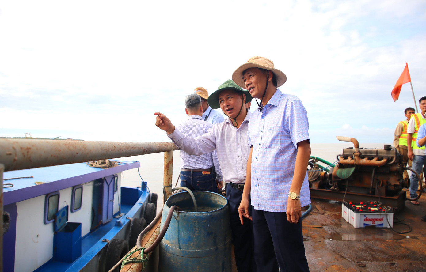 Bí thư Tỉnh ủy Sóc Trăng - Lâm Văn Mẫn và Chủ tịch UBND tỉnh Sóc Trăng - Trần Văn Lâu kiểm tra một số công trình trọng điểm của địa phương.