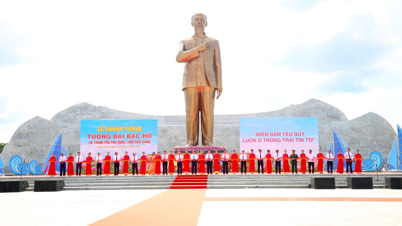 Các đại biểu thực hiện nghi thức cắt băng khánh thành tượng đài Bác Hồ.