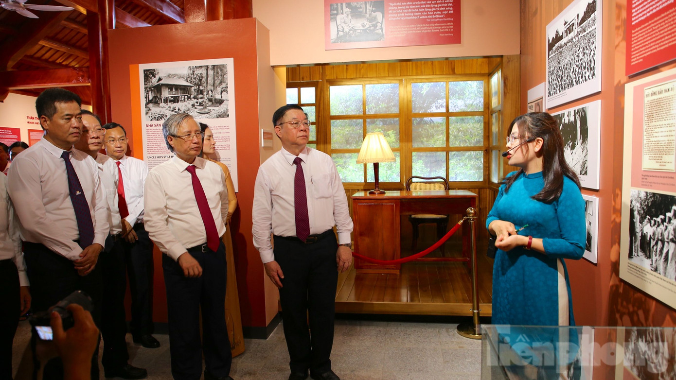 Trưởng Ban Tuyên giáo Trung ương Nguyễn Trọng Nghĩa cùng các đại biểu tham quan nhà trưng bày về Chủ tịch Hồ Chí Minh. Ảnh: Nhật Huy