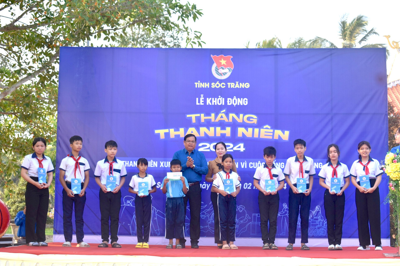 Trao bổng cho học sinh có hoàn cảnh khó khăn vươn lên học tập tốt ở Sóc Trăng.