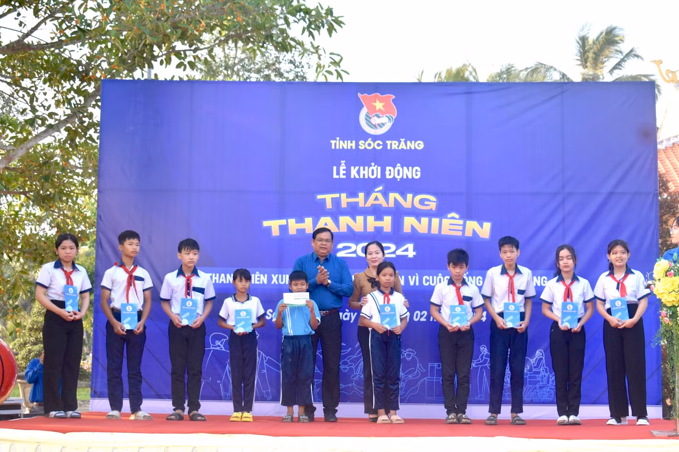 Trao bổng cho học sinh có hoàn cảnh khó khăn vươn lên học tập tốt ở Sóc Trăng.