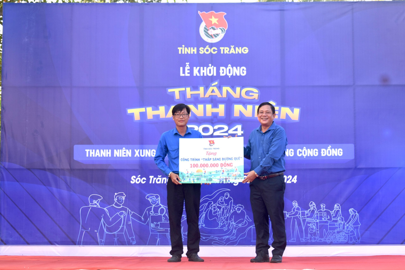 Trao bảng tượng trưng công trình Thắp sáng đường quê cho Huyện Đoàn Cù Lao Dung (Sóc Trăng).