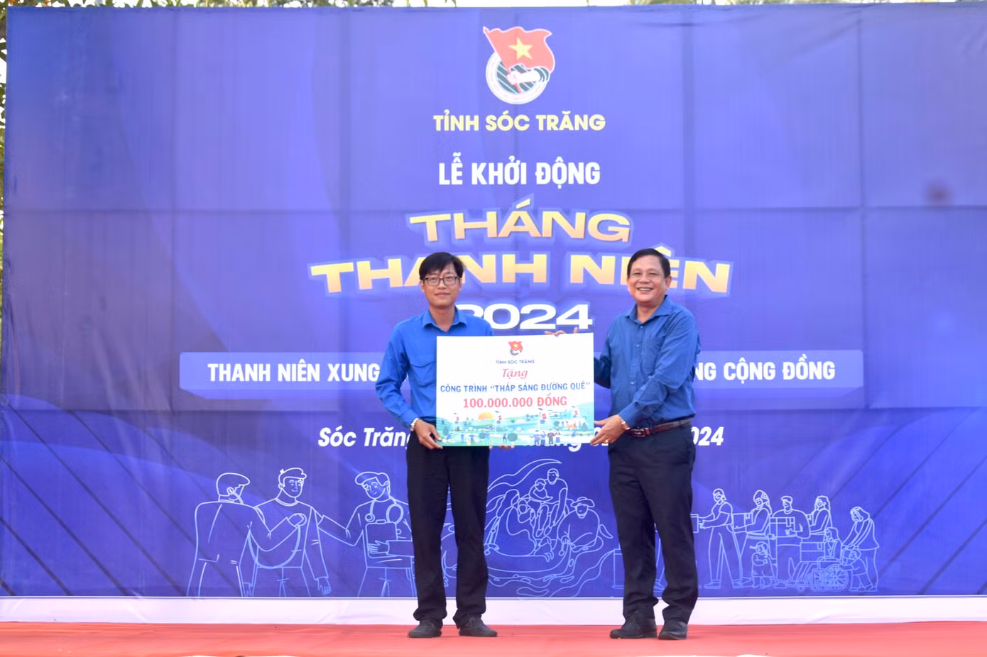 Trao bảng tượng trưng công trình Thắp sáng đường quê cho Huyện Đoàn Cù Lao Dung (Sóc Trăng).