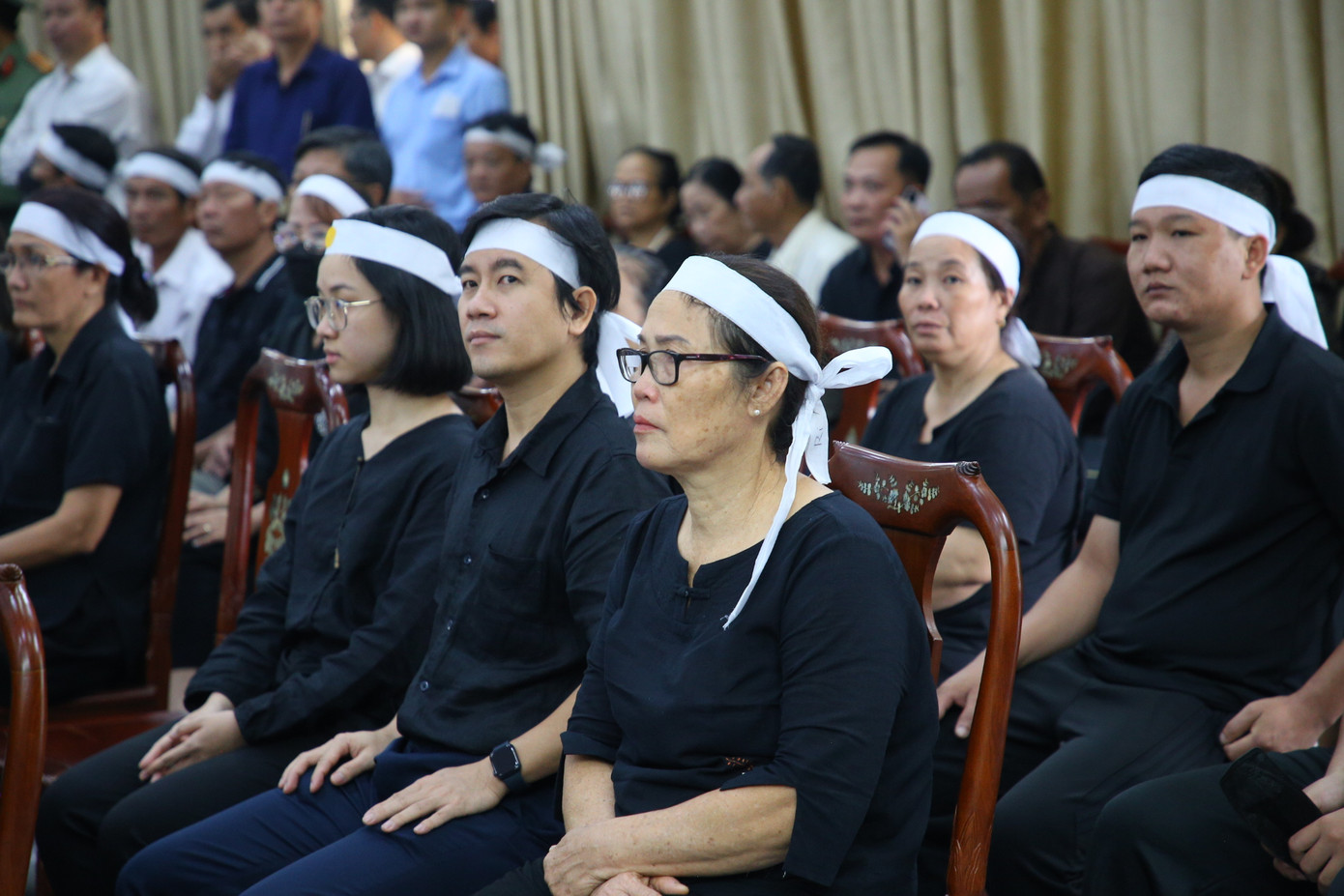 Người thân trong gia đình đồng chí Lê Phước Thọ tại lễ tang. (Ảnh: Nhật Huy)