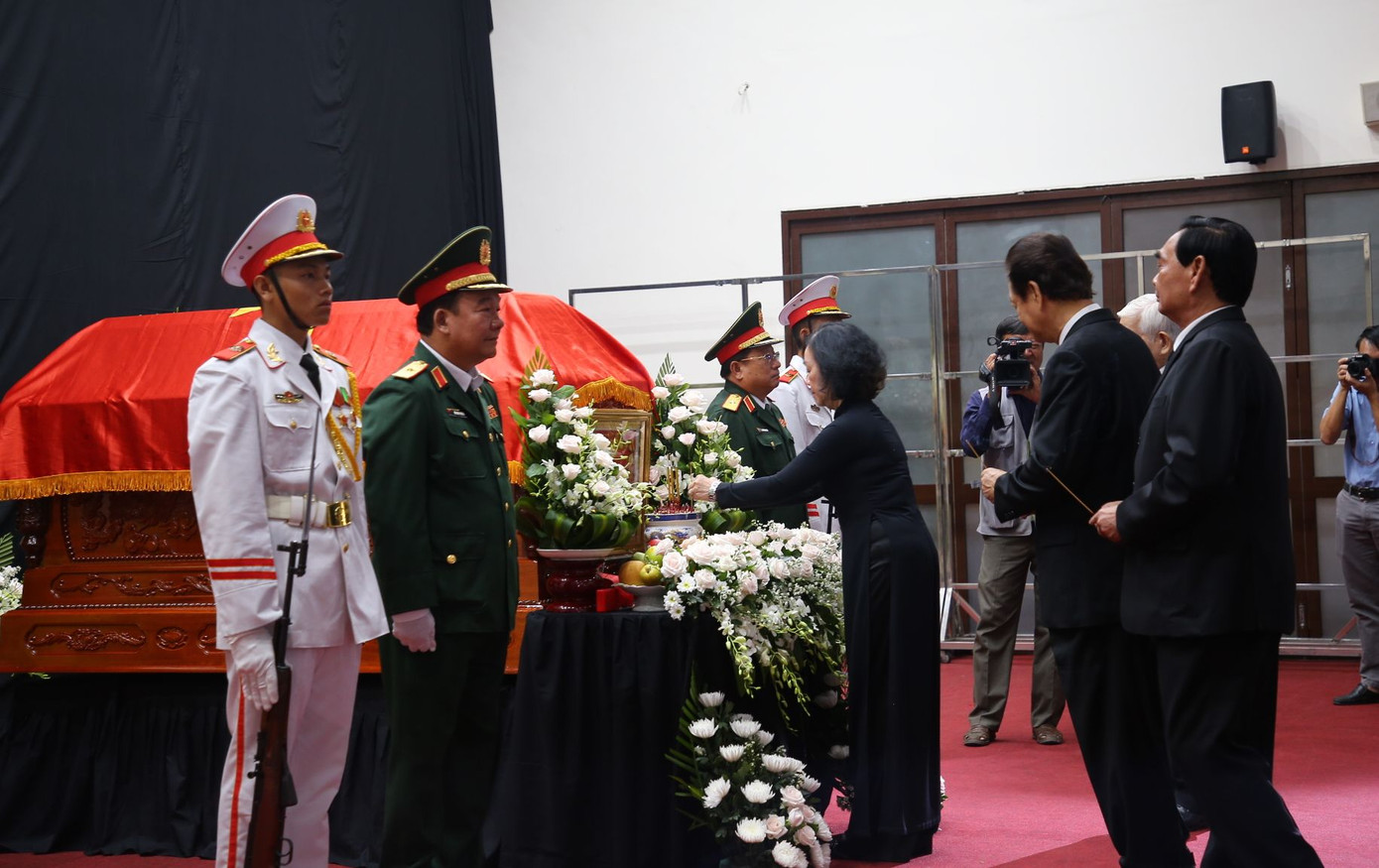 Uỷ viên Bộ Chính trị, Thường trực Ban Bí thư, Trưởng ban Tổ chức Trung ương Trương Thị Mai viếng đồng chí Lê Phước Thọ. (Ảnh: Nhật Huy)