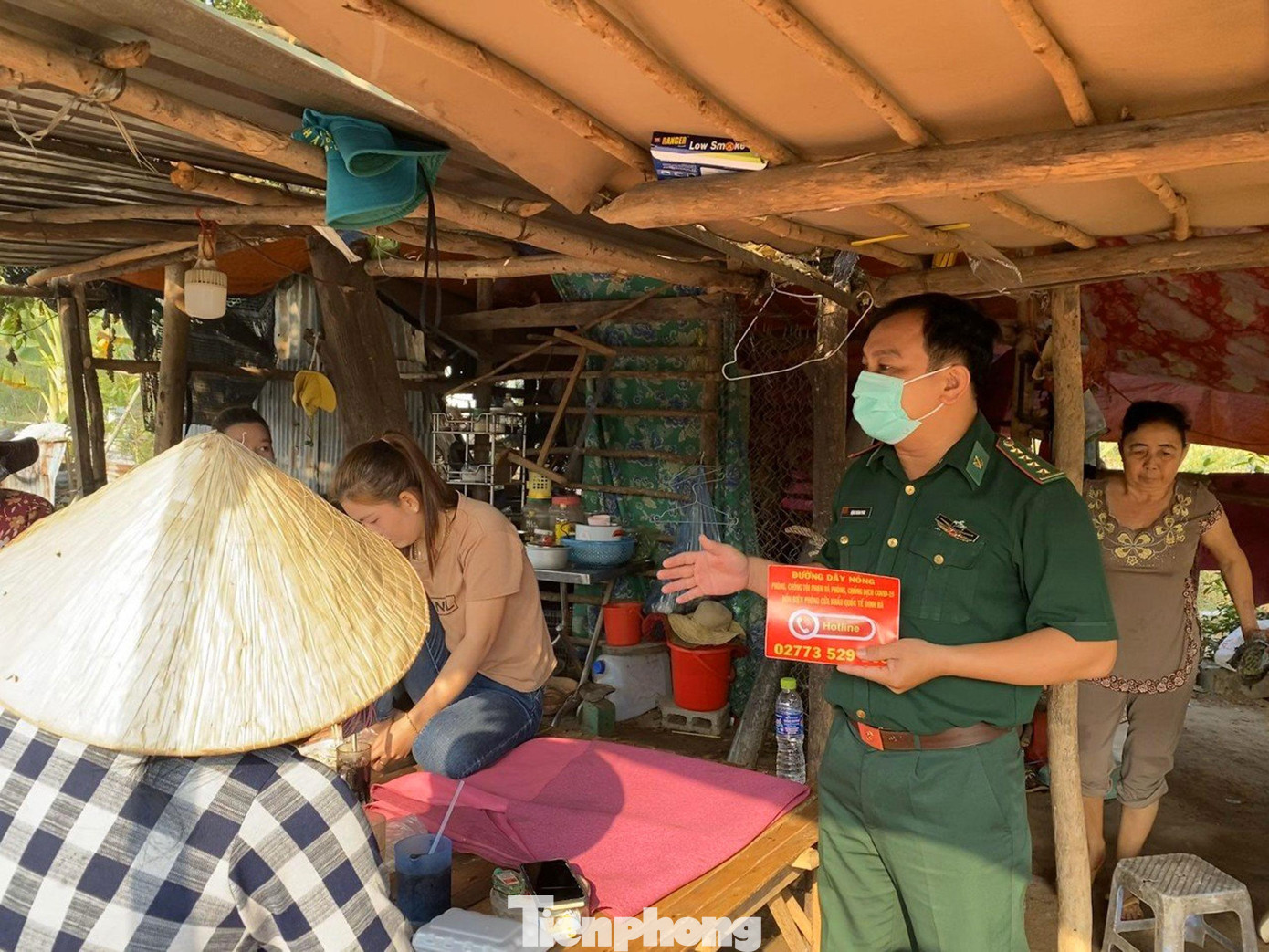 Lực lượng biên phòng Đồng Tháp tuyên truyền người dân nâng cao ý thức phòng chống dịch.