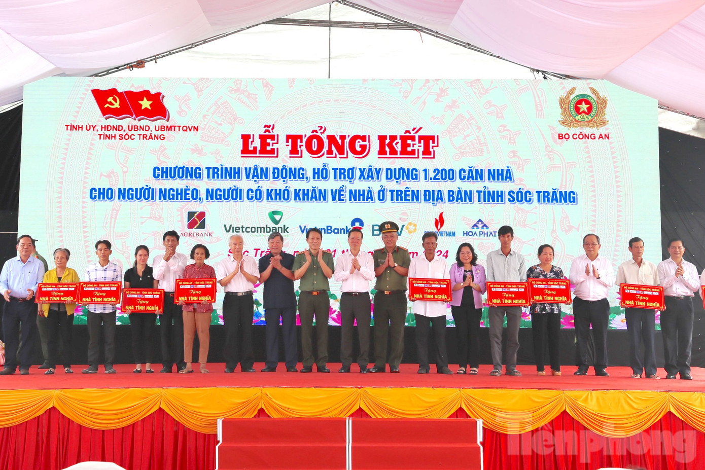 Chủ tịch nước Võ Văn Thưởng đã trao bảng tượng trưng tặng nhà tình nghĩa cho người dân.