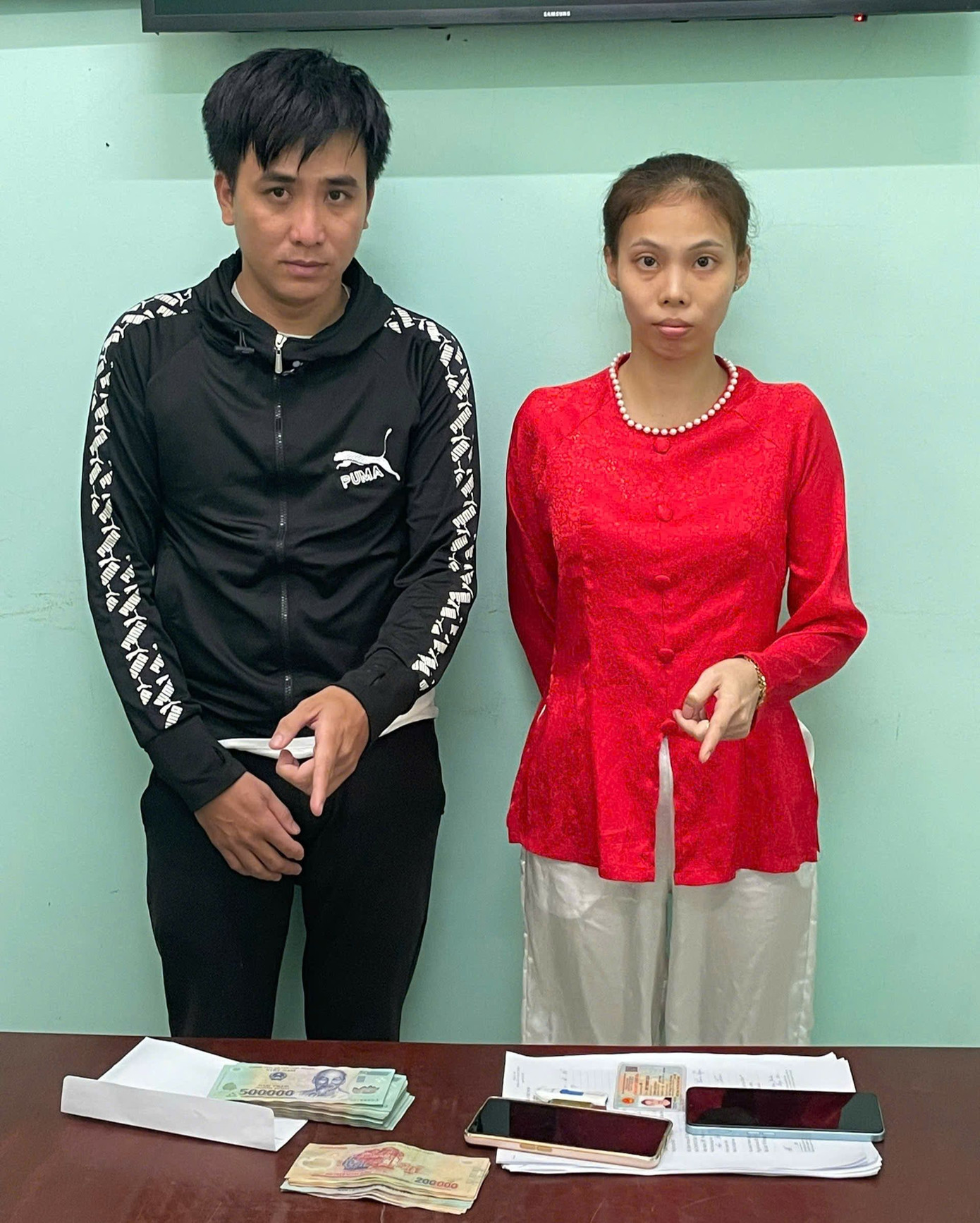 Nguyễn Vũ Linh và Trịnh Huế Minh cùng tang vật. Nguyễn Vũ Linh và Trịnh Huế Minh cùng tang vật.